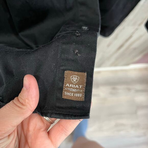 Ariat Black Solid Wrinkle Free Button Up Shirt Mens Medium Rodeo Cowboy Western - Picture 4 of 7